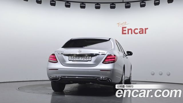 Mercedes-Benz E-Class E220d 4MATIC Exclusive — пробег 82 498 км — фото 4 из 5