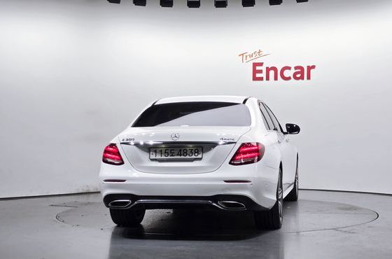 Mercedes-Benz E-Class E300 4MATIC AMG Line — пробег 66 748 км — фото 4 из 5