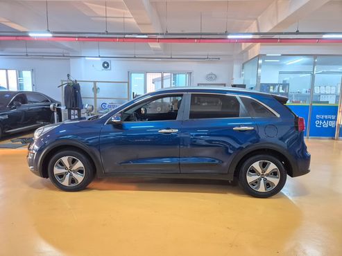 Kia Niro Prestige — пробег 99 568 км — фото 4 из 5
