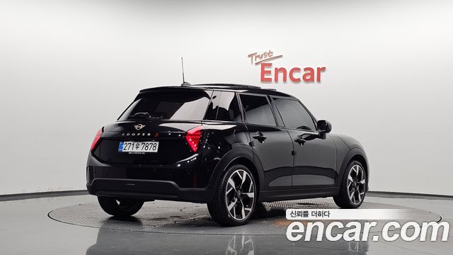 Mini Cooper 5 Door Favoured — пробег 4 413 км — фото 2 из 5