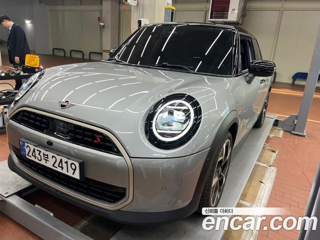 Mini Cooper 5 Door Favoured — пробег 5 263 км — фото 1 из 5