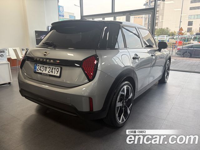 Mini Cooper 5 Door Favoured — пробег 5 263 км — фото 2 из 5