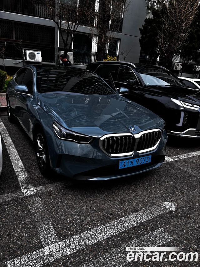 BMW i5 eDrive 40 — пробег 27 000 км — фото 2 из 5