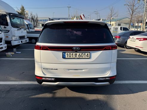 Kia Carnival 9-Seater Prestige — пробег 136 000 км — фото 4 из 5