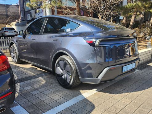 Tesla Model Y Premium RWD — пробег 1 390 км — фото 4 из 5