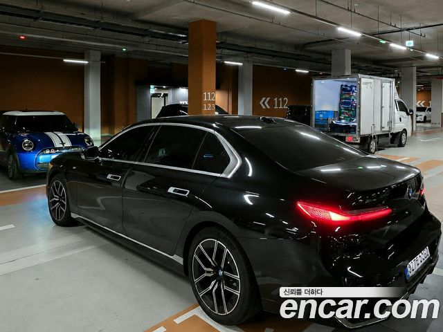 BMW 7-Series 740d xDrive M Sport — пробег 10 800 км — фото 2 из 5