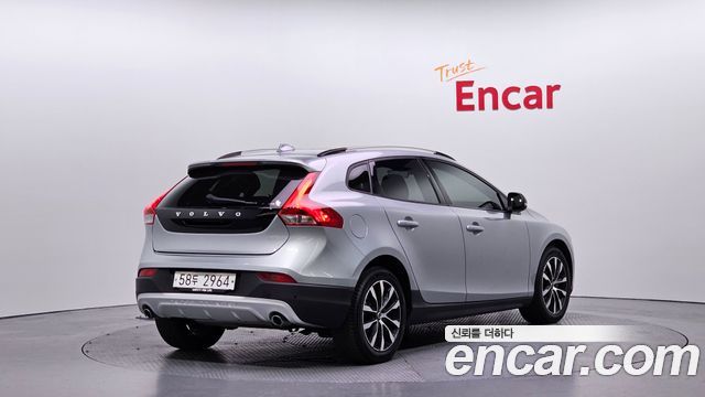 Volvo V40 D3 — пробег 58 667 км — фото 2 из 5