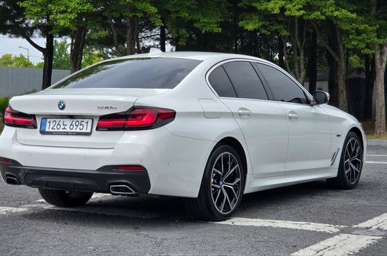 BMW 5-Series 530e M Sport — пробег 46 675 км — фото 2 из 5