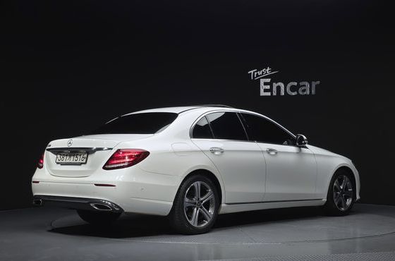 Mercedes-Benz E-Class E300 Avantgarde — пробег 105 667 км — фото 2 из 5