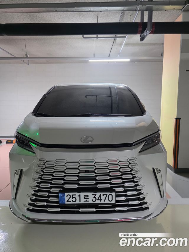 Lexus LM 500h Executive — пробег 5 800 км — фото 2 из 5
