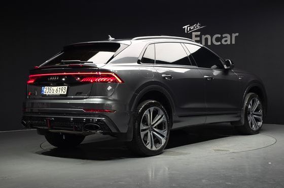 Audi Q8 55 TFSI Quattro Premium — пробег 33 621 км — фото 2 из 5