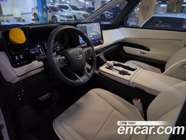 Lexus LM 500h Executive — пробег 2 804 км — фото 3 из 5