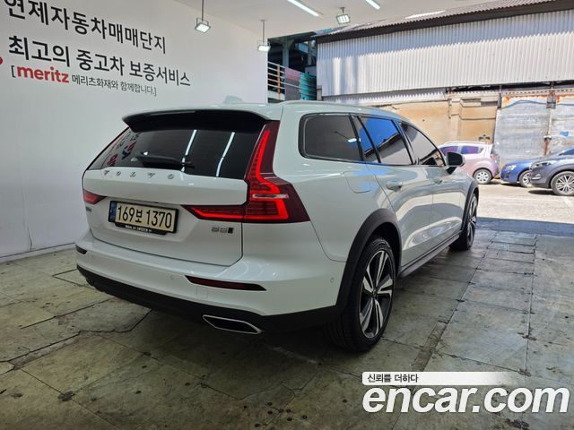 Volvo V60 B5 Pro AWD — пробег 73 343 км — фото 3 из 5