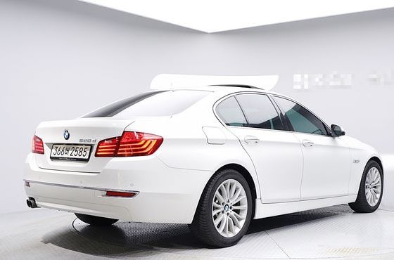 BMW 5-Series 520d Luxury Plus — пробег 93 914 км — фото 2 из 5
