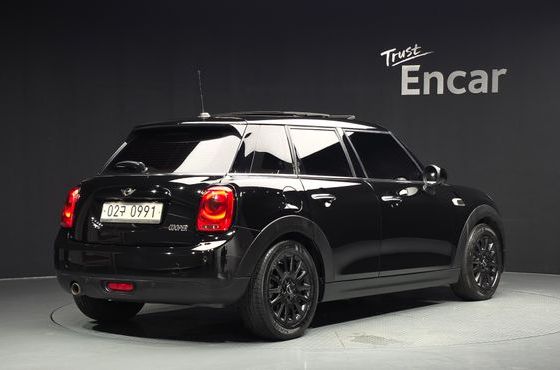 Mini Cooper 5Door Black Suit Edition 3rd — пробег 110 434 км — фото 2 из 5
