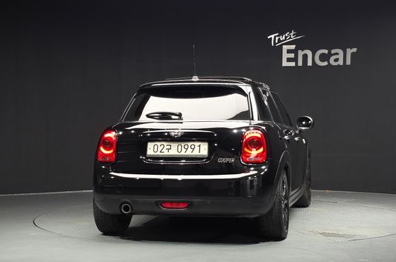 Mini Cooper 5Door Black Suit Edition 3rd — пробег 110 434 км — фото 4 из 5