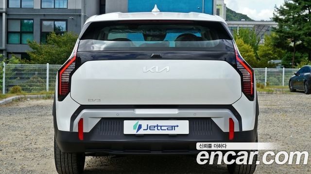 Kia EV3 Long Range 2WD AIr — пробег 30 км — фото 3 из 5