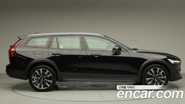 Volvo V60 B5 Ultra AWD — пробег 583 км — фото 3 из 5
