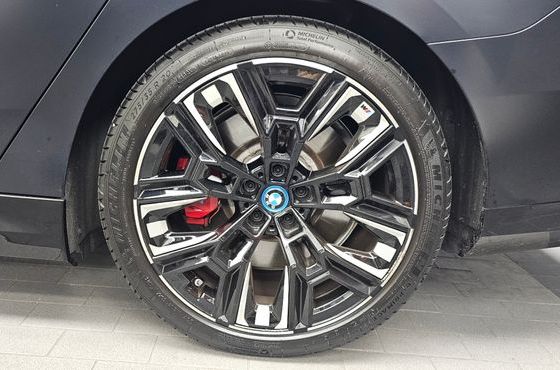 BMW i5 M60 xDrive — пробег 9 601 км — фото 5 из 5