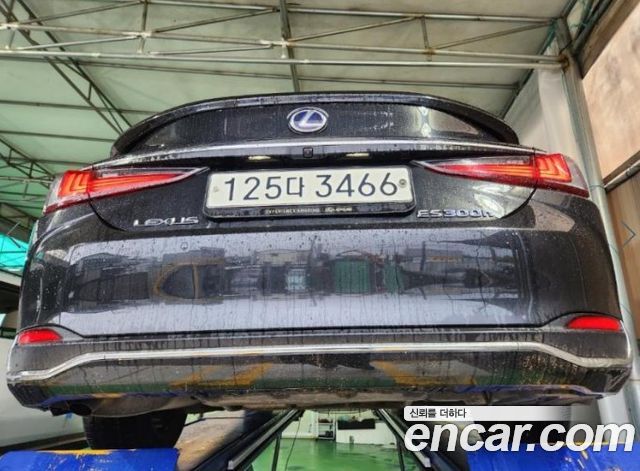 Lexus ES Luxury Plus — пробег 63 968 км — фото 2 из 3