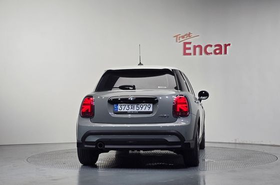 Mini Cooper 5Door Classic Launch Pack Third Generation — пробег 25 424 км — фото 4 из 5