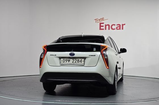 Toyota Prius 1.8 E — пробег 157 374 км — фото 4 из 5