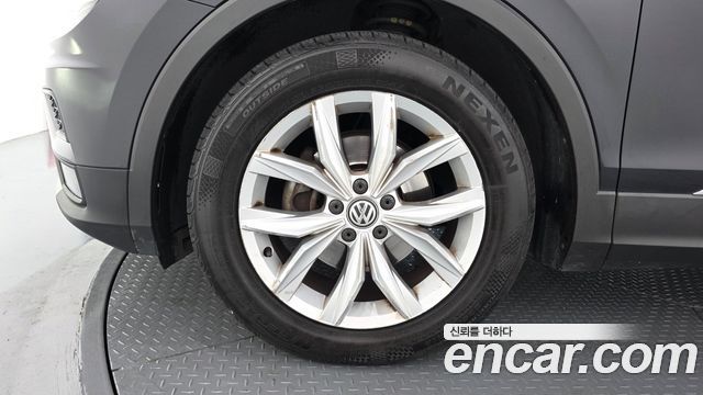 Volkswagen Tiguan 2.0 TDI Premium — пробег 163 998 км — фото 5 из 5