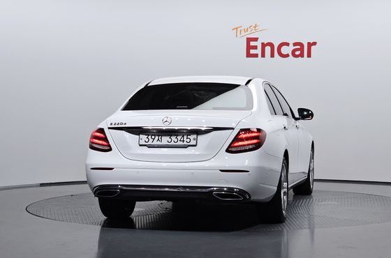 Mercedes-Benz E-Class E220d Avantgarde — пробег 91 610 км — фото 4 из 5