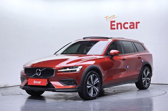 Volvo V60 T5 Pro AWD — пробег 65 841 км — фото 1 из 5