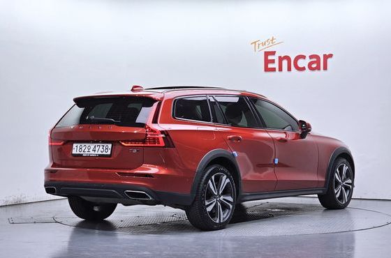 Volvo V60 T5 Pro AWD — пробег 65 841 км — фото 2 из 5