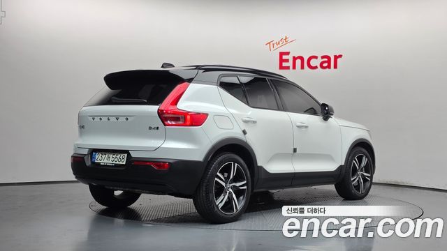 Volvo XC40 B4 R-Design — пробег 42 729 км — фото 2 из 5