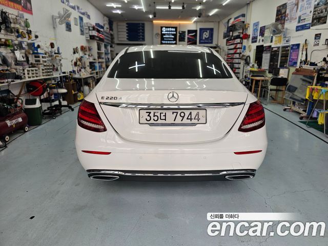 Mercedes-Benz E-Class E220d Avantgarde — пробег 124 300 км — фото 4 из 5