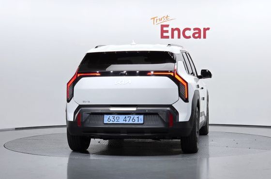 Kia EV3 Long Range 2WD Earth — пробег 5 111 км — фото 4 из 5