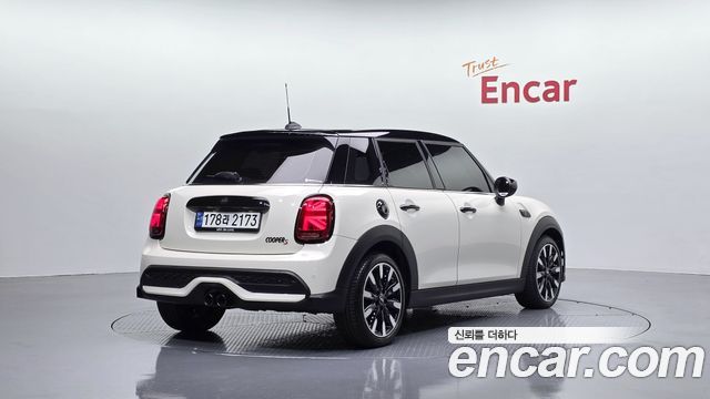 Mini Cooper 5Door Classic Launch Pack Third Generation — пробег 25 175 км — фото 2 из 5