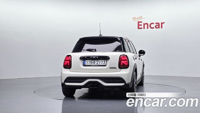 Mini Cooper 5Door Classic Launch Pack Third Generation — пробег 25 175 км — фото 4 из 5