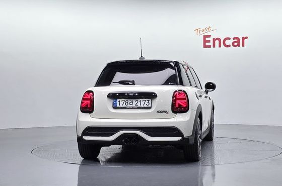 Mini Cooper 5Door Classic Launch Pack Third Generation — пробег 25 175 км — фото 4 из 5