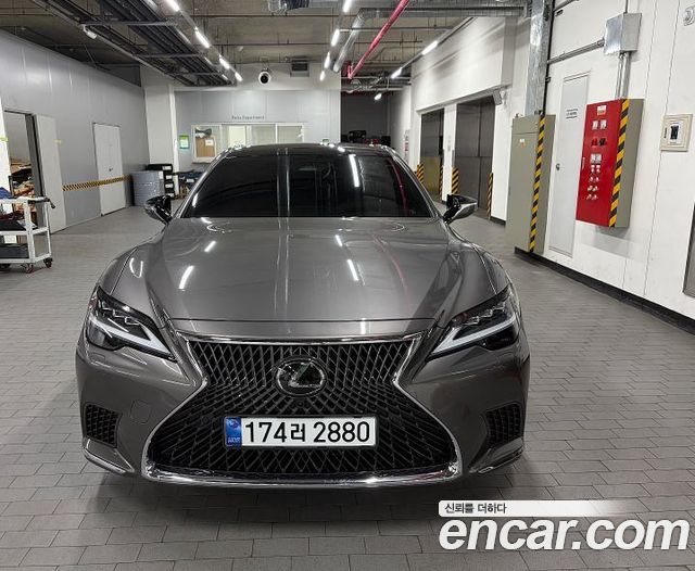 Lexus LS 3.5 Luxury AWD — пробег 14 500 км — фото 1 из 5